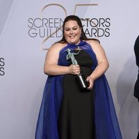 Chrissy Metz con el premio SAG al elenco de 'This Is Us'