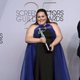 Chrissy Metz con el premio SAG al elenco de 'This Is Us'