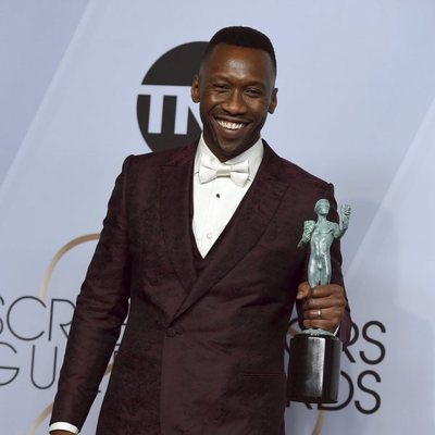 Mahershala Ali con su premio SAG a Mejor actor de reparto