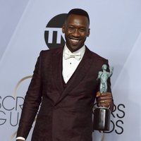 Mahershala Ali con su premio SAG a Mejor actor de reparto