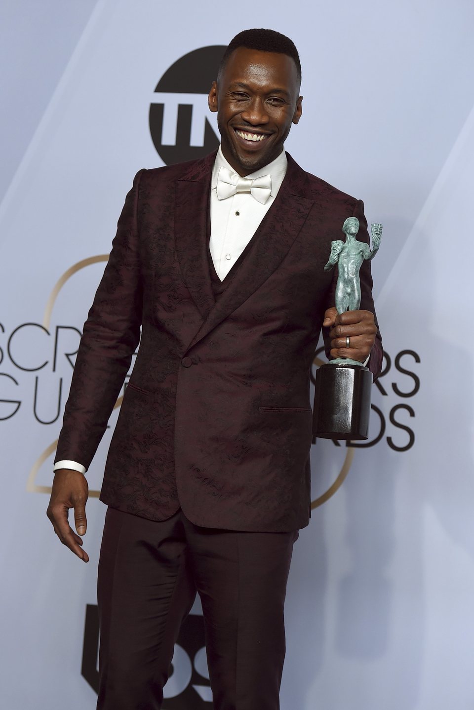 Mahershala Ali con su premio SAG a Mejor actor de reparto