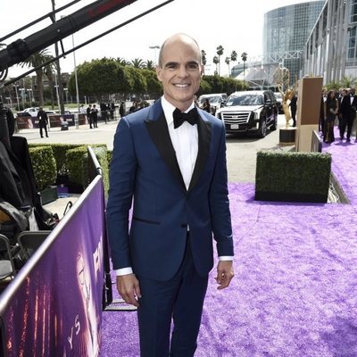 Michael Kelly en la alfombra roja de los premios Emmy 2019