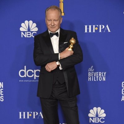 Stellan Skarsgård posa con su Globo de Oro por 'Chernobyl'