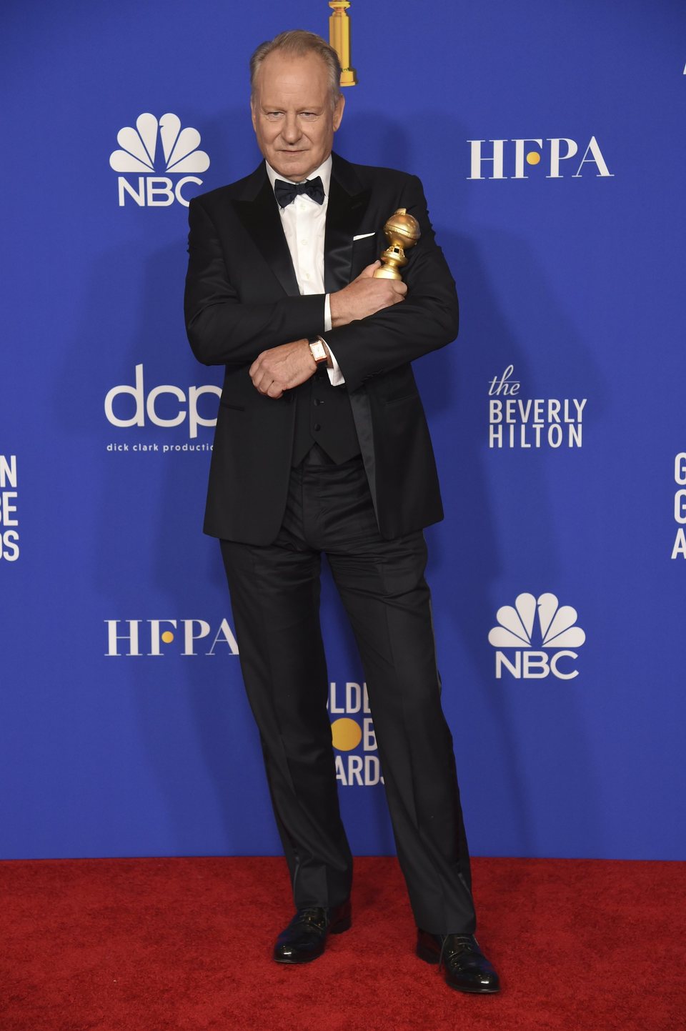 Stellan Skarsgård posa con su Globo de Oro por 'Chernobyl'