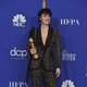 Phoebe Waller-Bridge posa con su Globo de Oro por su interpretación en 'Fleabag'