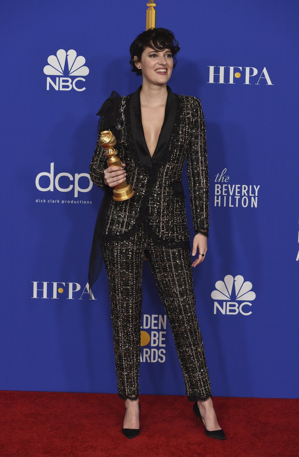 Phoebe Waller-Bridge posa con su Globo de Oro por su interpretación en 'Fleabag'