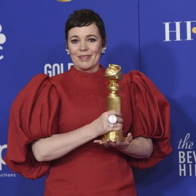 Olivia Colman posa con su Globo de Oro 2020 por su papel en 'The Crown'