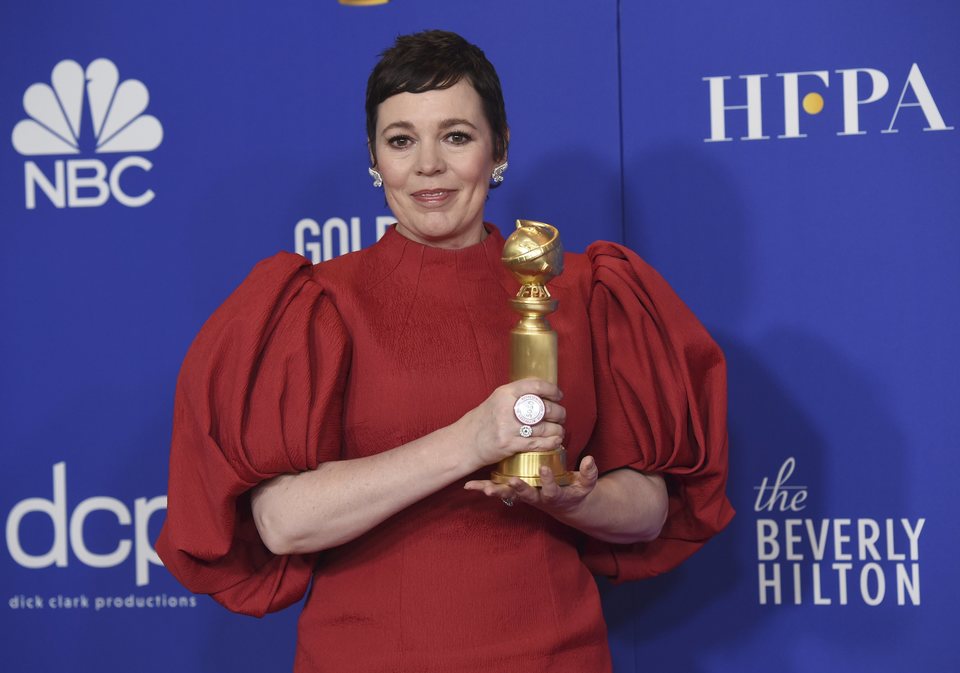 Olivia Colman posa con su Globo de Oro 2020 por su papel en 'The Crown'