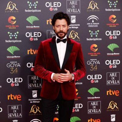 Álvaro Morte en la alfombra roja de los Premios Goya 2020