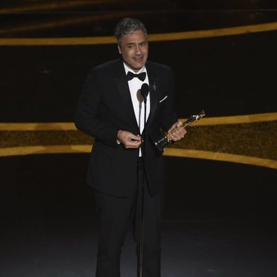 Taika Waititi recoge el Oscar a Mejor Guion Adaptado por 'Jojo Rabbit'