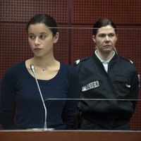 La chica del brazalete