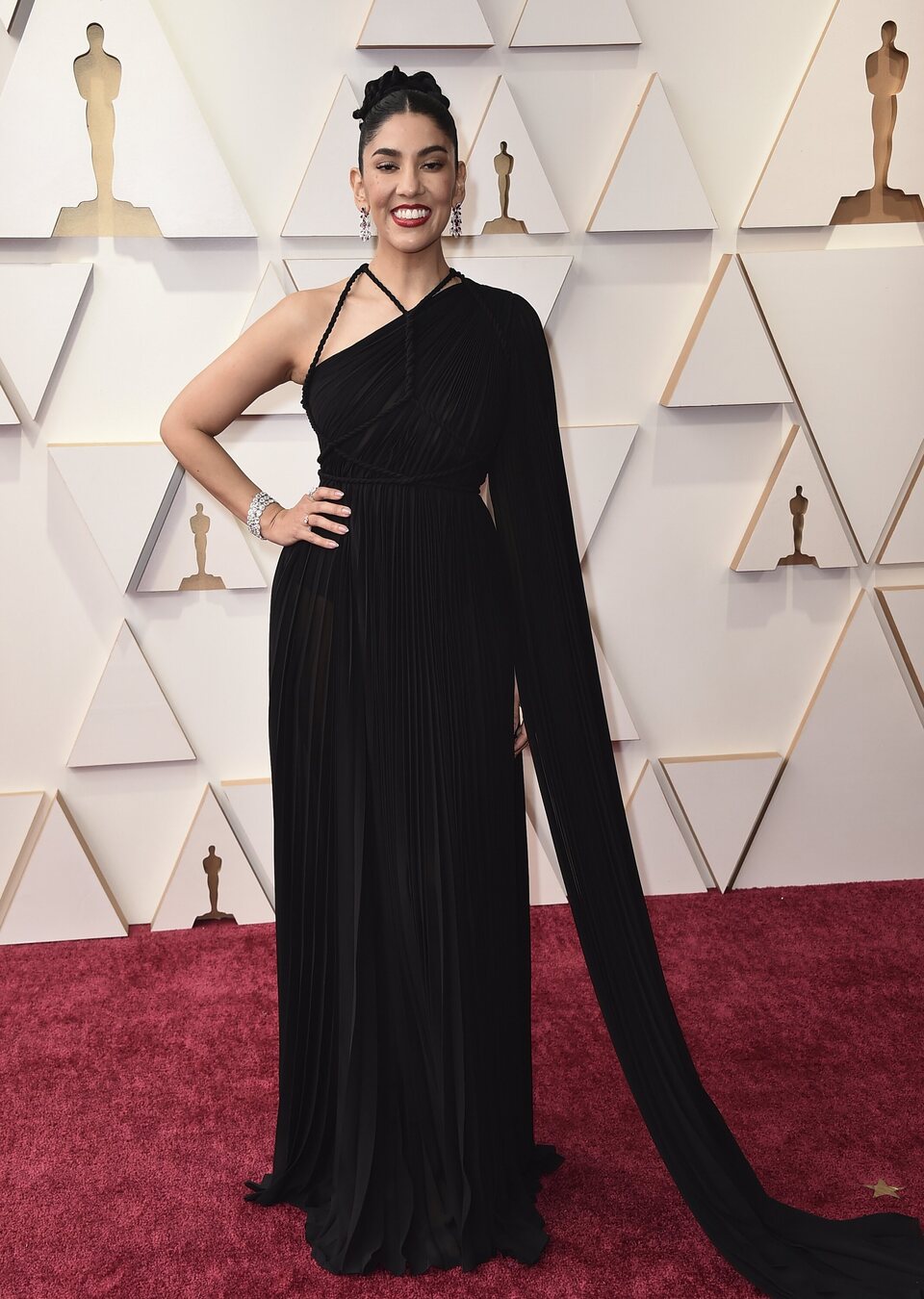 Stephanie Beatriz en la alfombra roja de los Oscar 2022