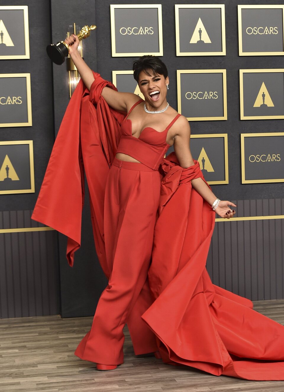 Ariana DeBose con su Oscar a la mejor actriz de reparto por 'West Side Story'