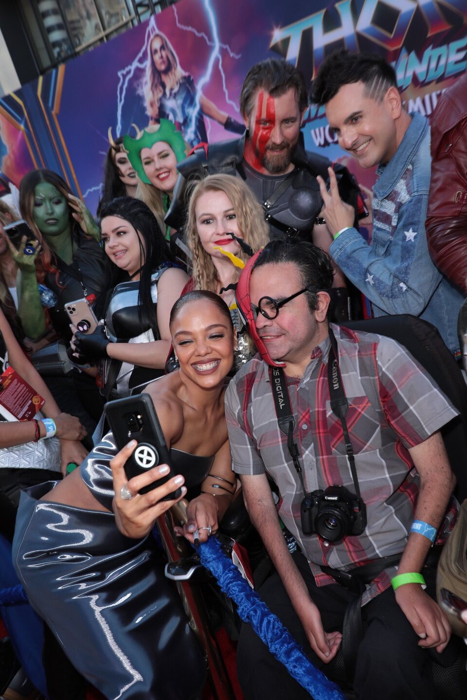 Tessa Thompson con fans en la premiere mundial de 'Thor: Love and Thunder'