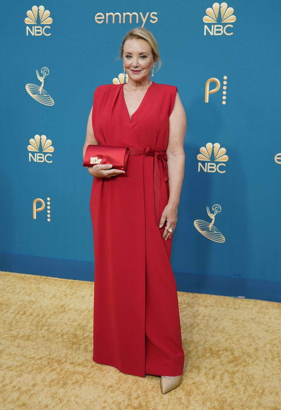 J. Smith-Cameron en la alfombra roja de los Emmy 2022