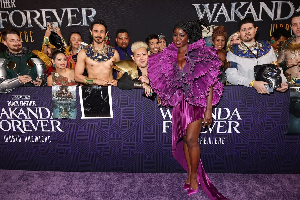 Danai Gurira posa con fans en la premiere de 'Black Panther: Wakanda Forever'