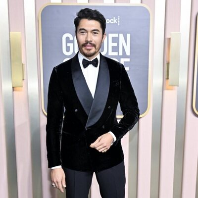 Henry Golding en la alfombra roja de los Globos de Oro 2023
