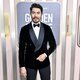 Henry Golding en la alfombra roja de los Globos de Oro 2023