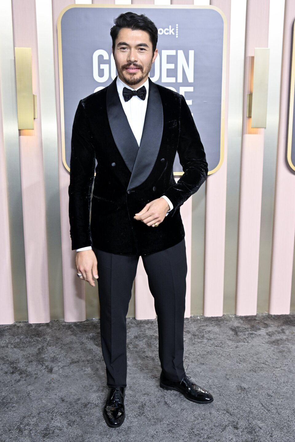 Henry Golding en la alfombra roja de los Globos de Oro 2023