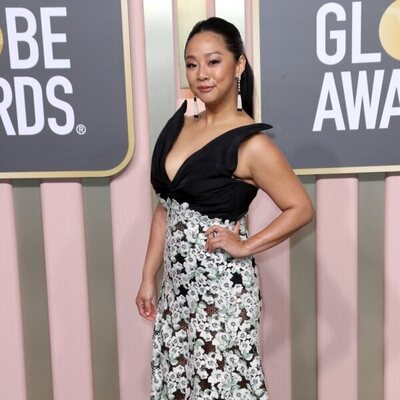 Stephanie Hsu en la alfombra roja de los Globos de Oro 2023