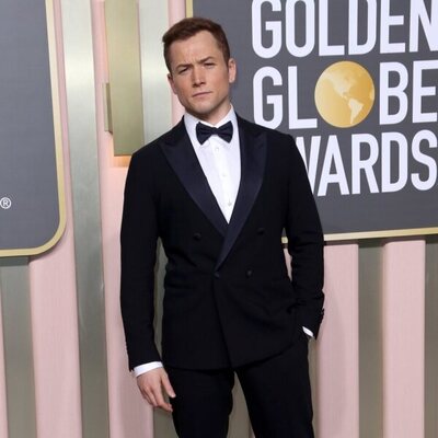Taron Egerton en la alfombra roja de los Globos de Oro 2023