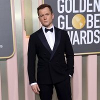 Taron Egerton en la alfombra roja de los Globos de Oro 2023