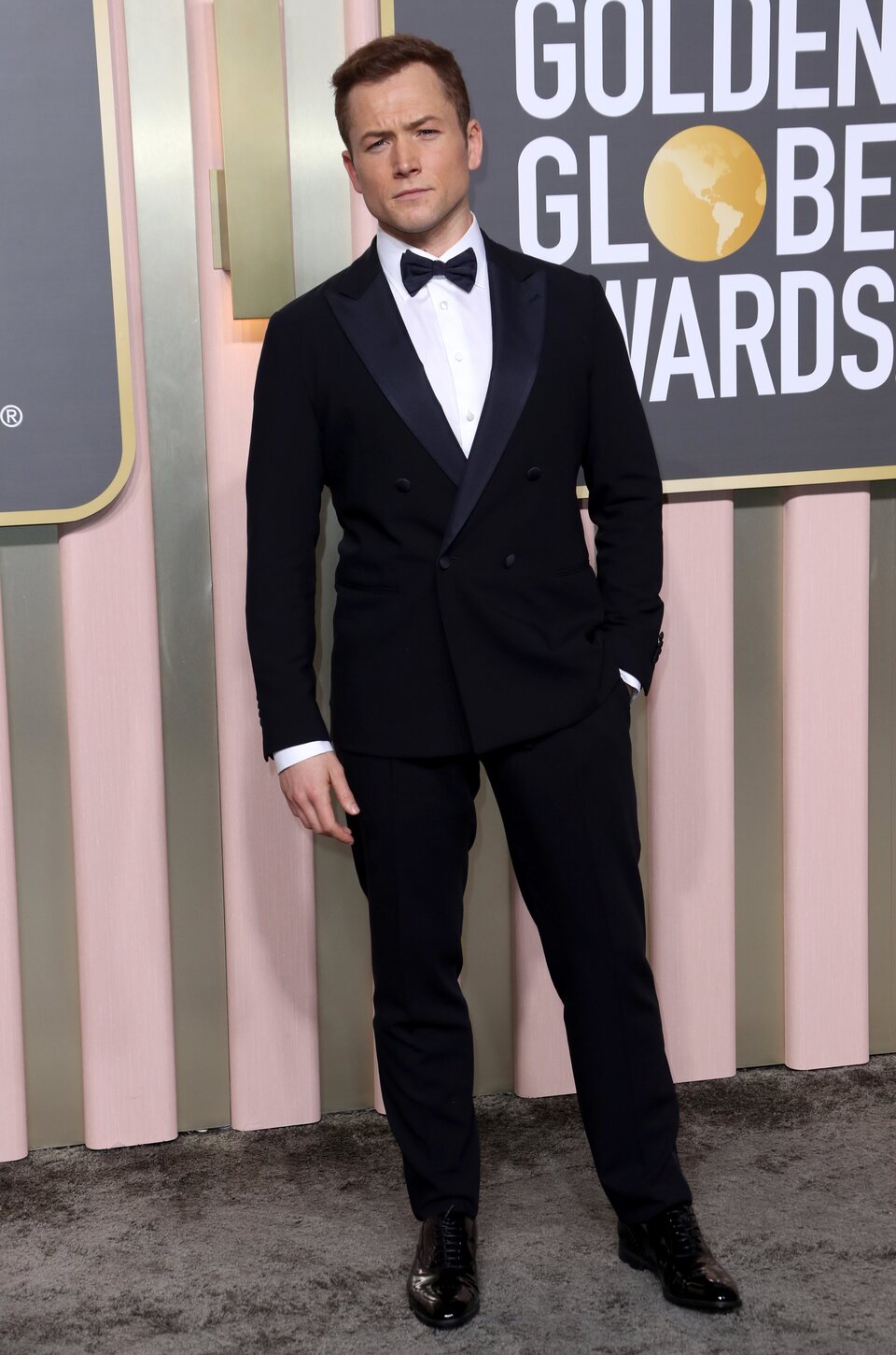 Taron Egerton en la alfombra roja de los Globos de Oro 2023