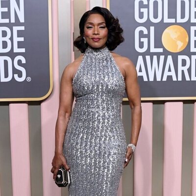 Angela Bassett en la alfombra roja de los Globos de Oro 2023