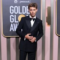 Austin Butler en la alfombra roja de los Globos de Oro 2023