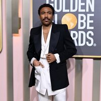 Donald Glover en la alfombra roja de los Globos de Oro 2023