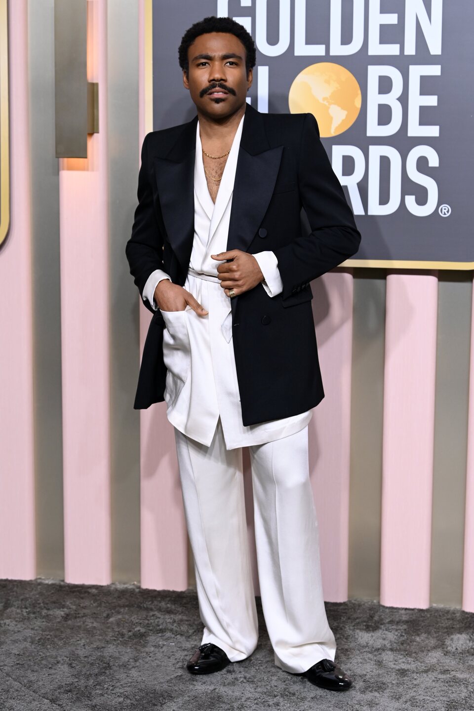 Donald Glover en la alfombra roja de los Globos de Oro 2023