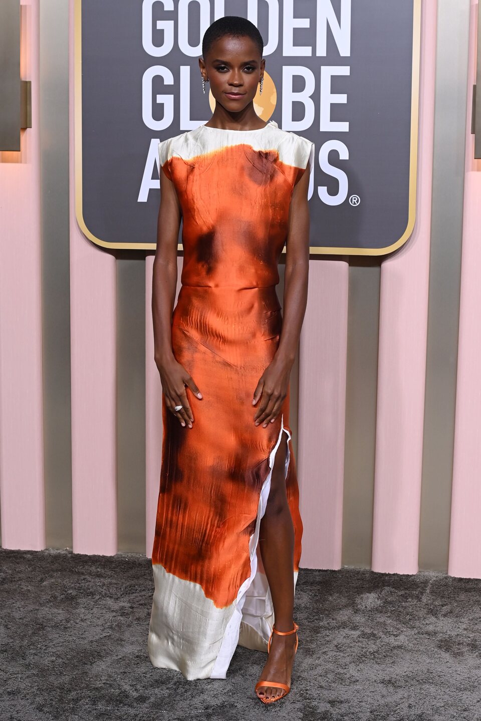 Letitita Wright en la alfombra roja de los Globos de Oro 2023