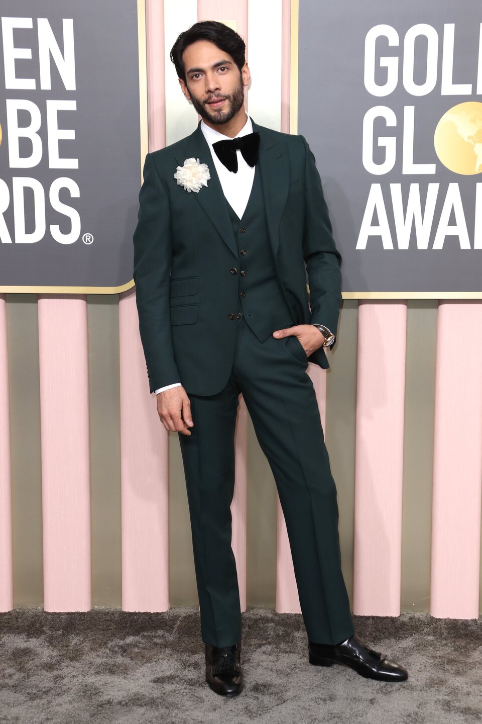 Diego Calva en la alfombra roja de los Globos de Oro 2023