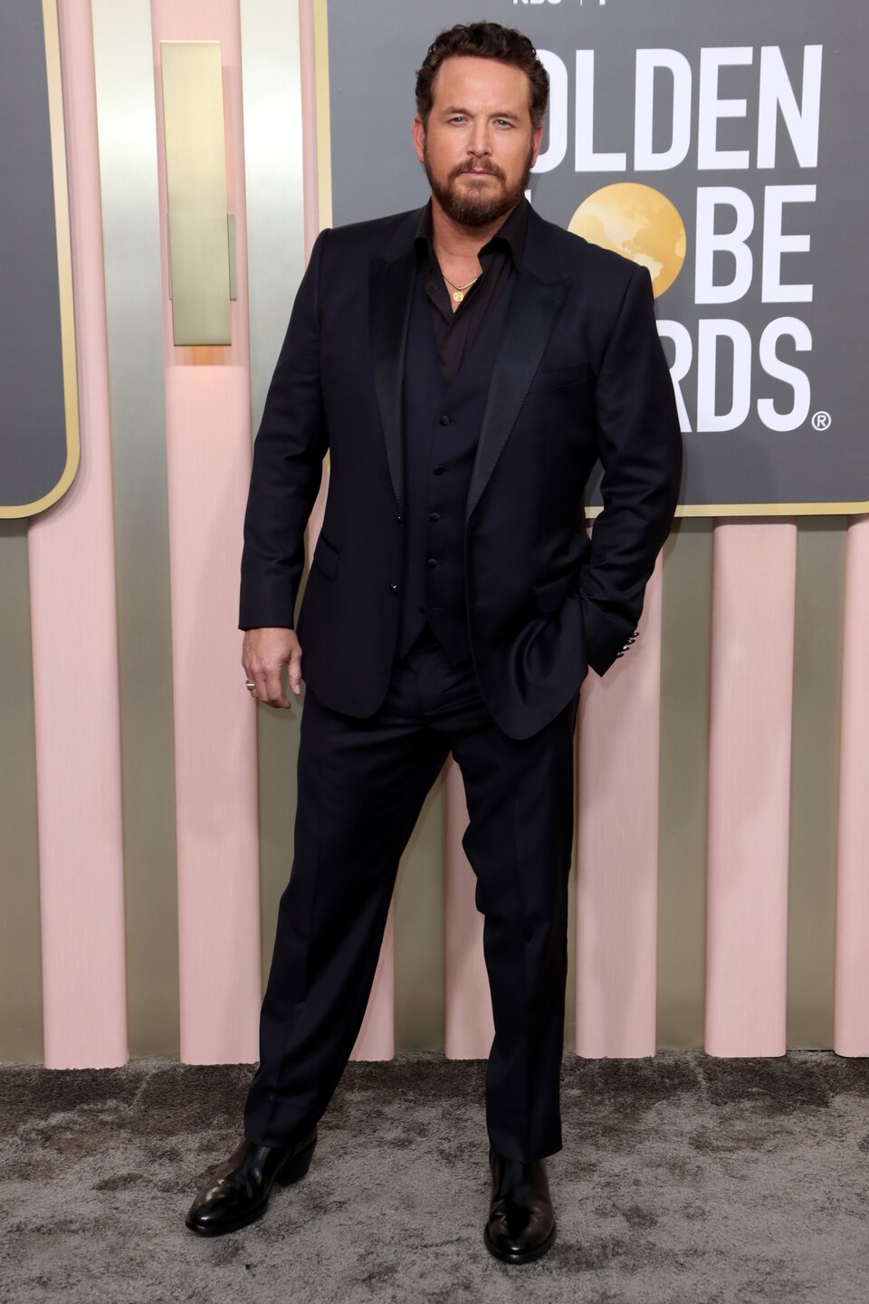 Cole Hauser en la alfombra roja de los Globos de Oro 2023