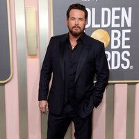 Cole Hauser en la alfombra roja de los Globos de Oro 2023
