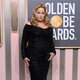 Jennifer Coolidge en la alfombra roja de los Globos de Oro 2023