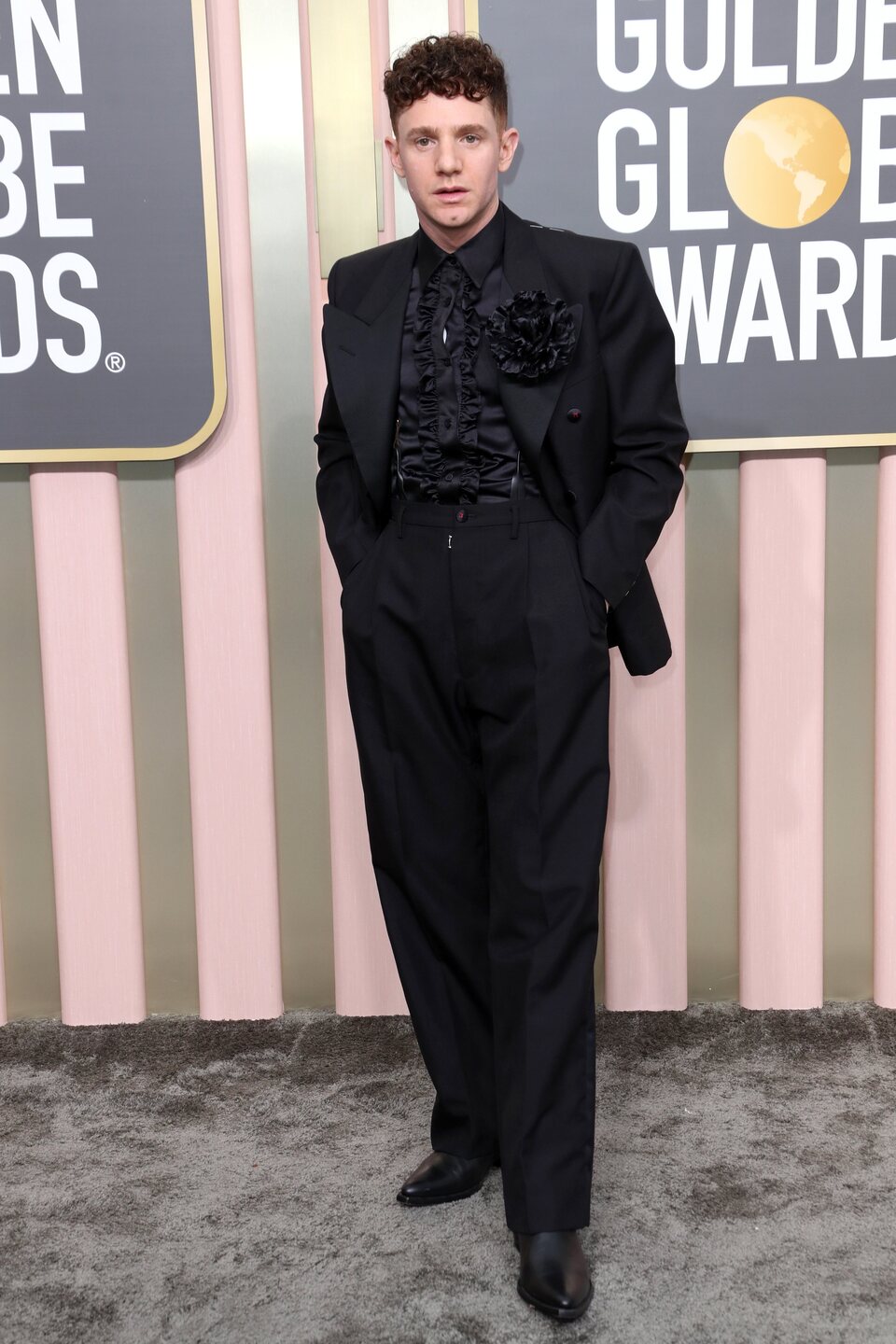 Chris Perfetti en la alfombra roja de los Globos de Oro 2023