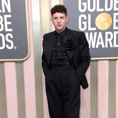Chris Perfetti en la alfombra roja de los Globos de Oro 2023