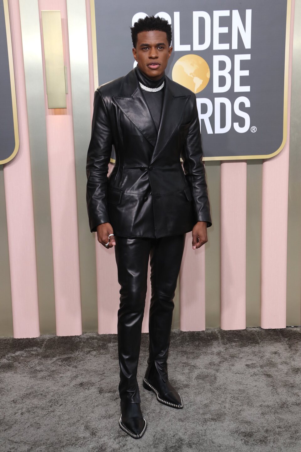 Jeremy Pope en la alfombra roja de los Globos de Oro 2023