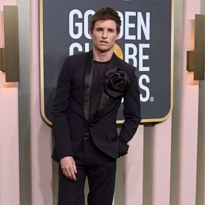 Eddie Redmayne en la alfombra roja de los Globos de Oro 2023