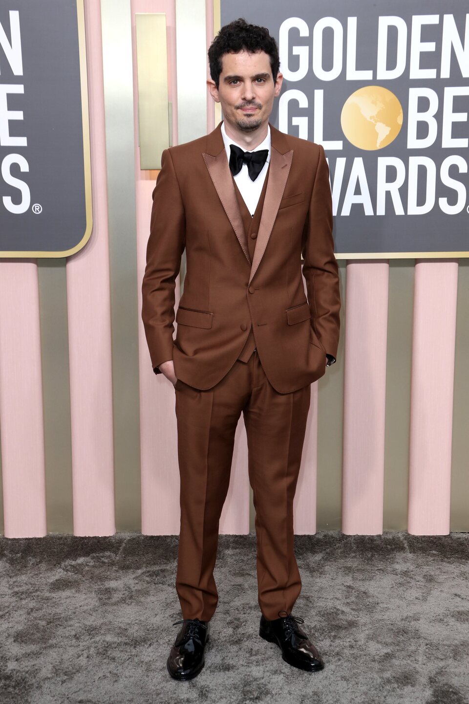 Damien Chazelle en la alfombra roja de los Globos de Oro 2023
