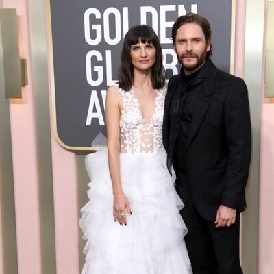Felicitas Rombold y Daniel Brühl en la alfombra roja de los Globos de Oro 2023