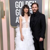 Felicitas Rombold y Daniel Brühl en la alfombra roja de los Globos de Oro 2023