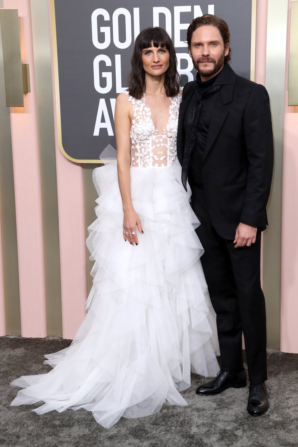 Felicitas Rombold y Daniel Brühl en la alfombra roja de los Globos de Oro 2023