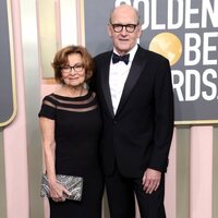 Sharon R. Friedrick y Richard Jenkins en la alfombra roja de los Globos de Oro 2023