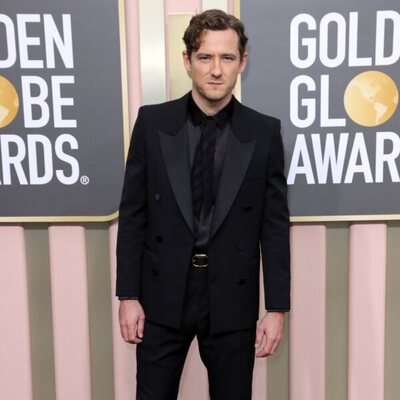 Lewis Pullman en la alfombra roja de los Globos de Oro 2023