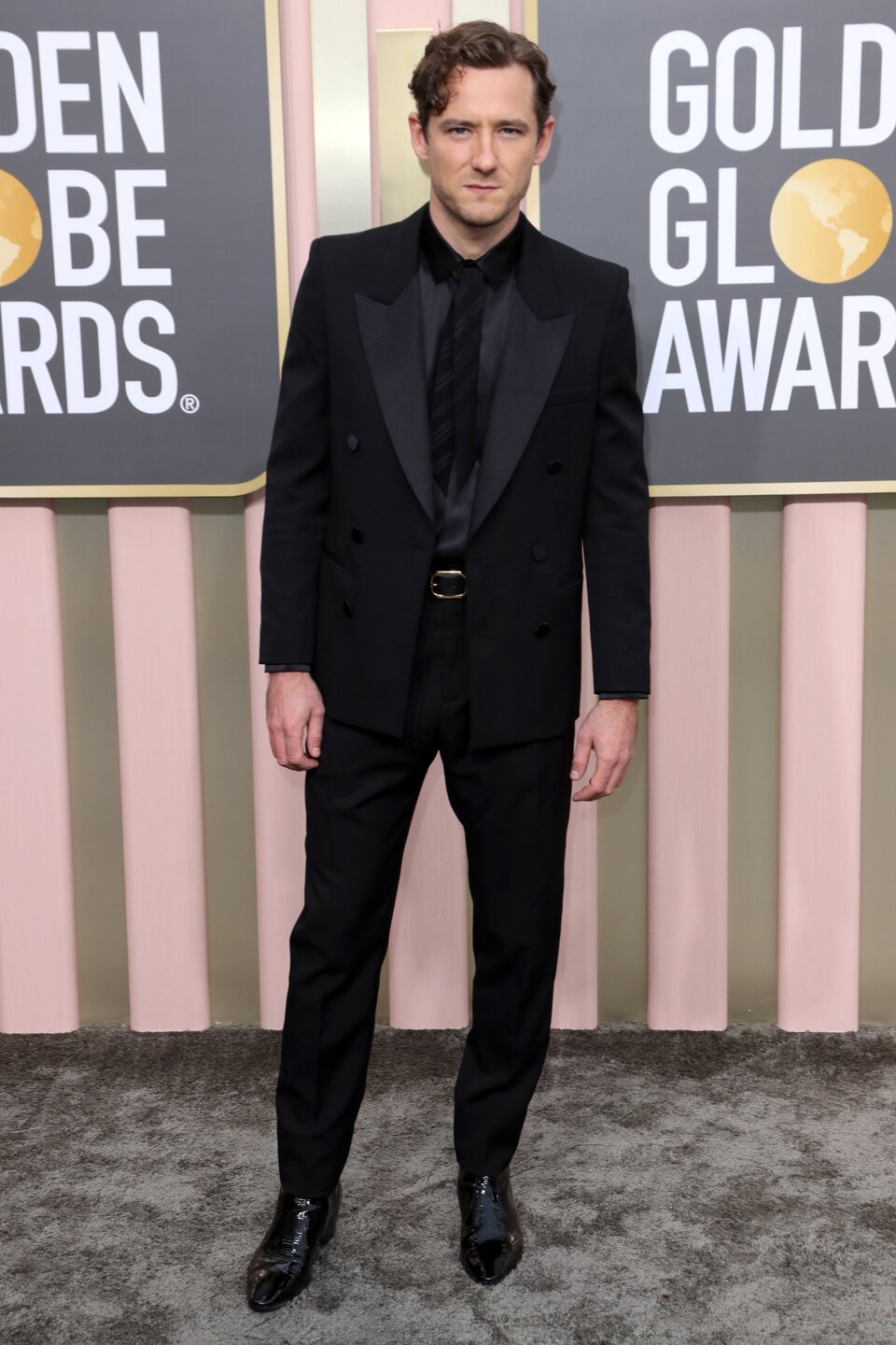 Lewis Pullman en la alfombra roja de los Globos de Oro 2023