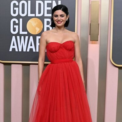 Monica Barbaro en la alfombra roja de los Globos de Oro 2023