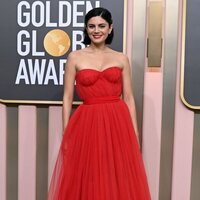 Monica Barbaro en la alfombra roja de los Globos de Oro 2023