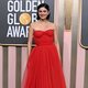 Monica Barbaro en la alfombra roja de los Globos de Oro 2023